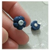Mini fiore blu orecchini lobo fimo