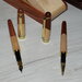 set di penne in legno con porta penne