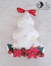 addobbo albero di natale bianco con stelle pigne bacche e fiocchi di neve fuori porta natalizio 
