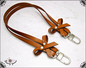 Manico per borsa, 62 cm. in cuoio marrone, ha 2 fiocchi laterali in cuoio, rivetti e moschettoni extra lusso colore argento 