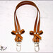 Manico per borsa, 62 cm. in cuoio marrone, ha 2 fiocchi laterali in cuoio, rivetti e moschettoni extra lusso colore argento 