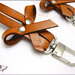 Manico per borsa, 52 cm. in cuoio marrone, ha 2 fiocchi laterali in cuoio, rivetti e moschettoni extra lusso colore argento 