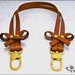 Manico per borsa, 62 cm. in cuoio marrone, ha 2 fiocchi laterali in cuoio, rivetti e moschettoni extra lusso colore oro