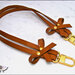 Manico per borsa, 52 cm. in cuoio marrone, ha 2 fiocchi laterali in cuoio, rivetti e moschettoni extra lusso colore oro