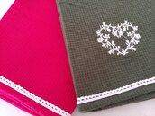 Per un regalo di natale una coppia di asciughini di cotone con contorno rifinito daun merletto  