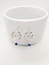 Orecchini argento 925 con sfera a gabbia e piccola perla di agata blu