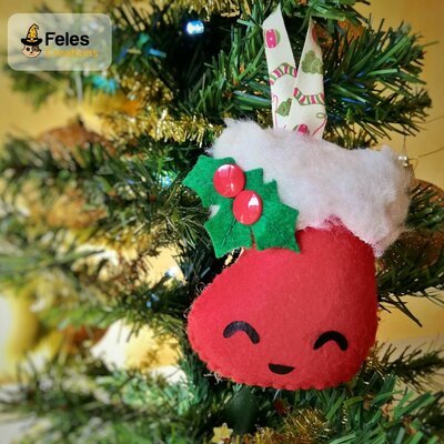 Decoro di Natale Calzettyna Natalyna - decoro kawaii per albero, chiavi e borsa a forma di calza natalizia Decoro di Natale Calzettyna Natalyna - decoro kawaii per albero, chiavi e borsa a forma di calza natalizia