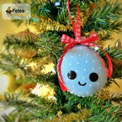 Decoro di Natale Pallyna Natalyna - decoro kawaii per albero, chiavi e borsa a forma di pallina di Natale Decoro di Natale Pallyna Natalyna - decoro kawaii per albero, chiavi e borsa a forma di pallina di Natale
