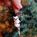 Decorazione natalizia con west highland terrier sullo zuccherino in fimo, addobbi per albero di natale come regalo famiglia