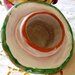 Porta aglio di ceramica forato con tappo manufatti di maiolica dipinto a mano con motivi di agli intrecciati suoi fiori e foglie e peperoncini sul tappo