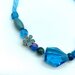 Collana girocollo in organza con perle e charms azzurri