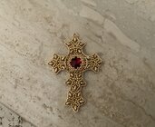 Ciondolo croce con rivoli in Swarovski - effetto filigrana- oro - rosso - perline Miyuki