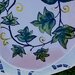 Poggia mestolo manufatto di ceramica dipinto a mano con tralcio con foglie di edera che termina con una coccinella