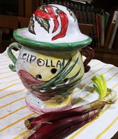 Porta cipolla di ceramica forato con tappo manufatti di maiolica dipinto a mano con motivi di cipolle con foglie e ravanelli sul tappo