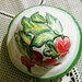 Porta cipolla di ceramica forato con tappo manufatti di maiolica dipinto a mano con motivi di cipolle con foglie e ravanelli sul tappo