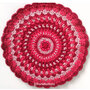 Centrino centrotavola Mandala lavorato all'uncinetto in cotone nei colori rosso e rosa.