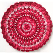 Centrino centrotavola Mandala lavorato all'uncinetto in cotone nei colori rosso e rosa.