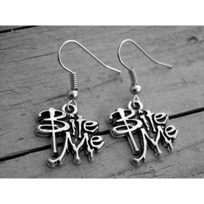 Orecchini con charms Bite me colore argento antico Orecchini con charms Bite me colore argento antico