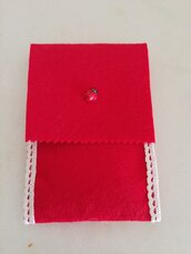 Portaocchiali/portacellulare realizzato a mano con feltro color rosso e coccinella