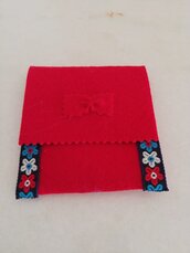 Portamonete in feltro rosso cucito a mano e decorato con merletto