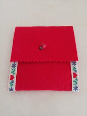 Portamonete cucito a mano con feltro color rosso, decorato con grazioso merletto con cuoricini