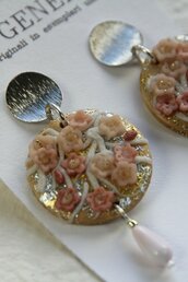 orecchini pendenti con motivo di fiori e rami a rilievo su foglia d'oro e argento _077