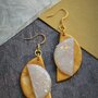 orecchini geometrici moderni bicolore oro ed opale a mezzaluna _079