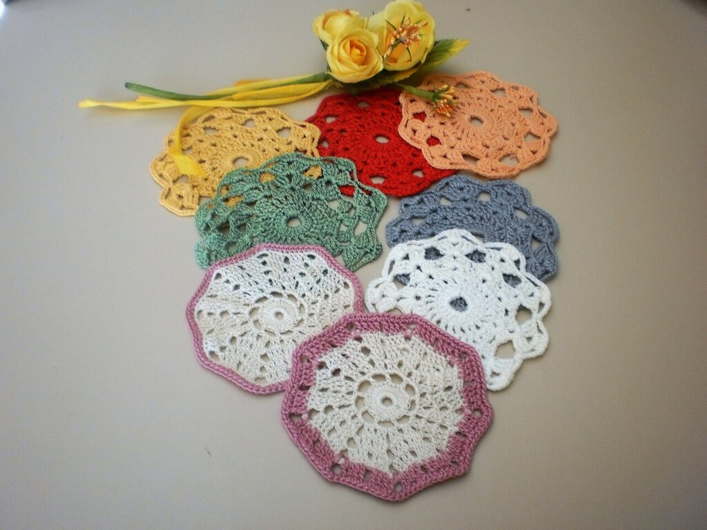 Centrini All'Uncinetto Phantomon - 4 Sottobicchieri Rotondi 10cm In Cotone - Decorazione Casa E Tavola - Foto 4