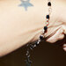 Bracciale rosario con cristalli cangianti sul blu e filo argentato, fatto a mano.