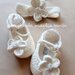Scarpine Battesimo bimba in lana merino con fiore in velluto bianco panna