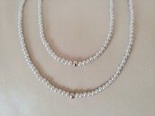 Collana molto delicata con perle di colore  grigio argento con alle estremità una perla in acciaio