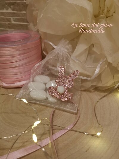 Sacchetto per confetti in organza con coniglietto.