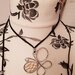 Collana regolabile in alcantara con ciondolo farfalla in alluminio battuto e perle