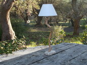 Lampada da tavolo in legno d'ulivo,lampada in legno con paralume 