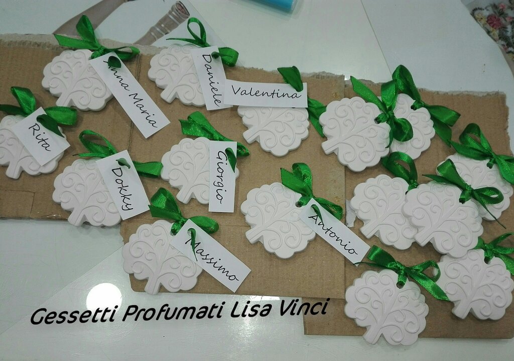 SEGNAPOSTO IN LEGNO CON ALBERO DELLA VITA E GESSETTO COMUNIONE E CRESIMA - Doni Bomboniere