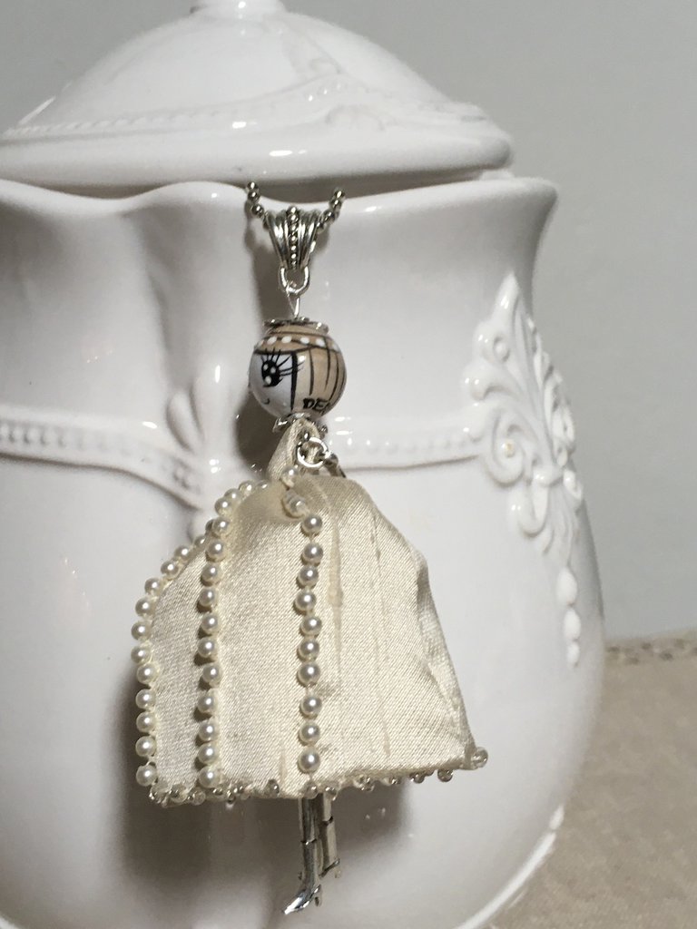 Collana dolls con vestito seta e perle, ciondolo bambolina ceramica