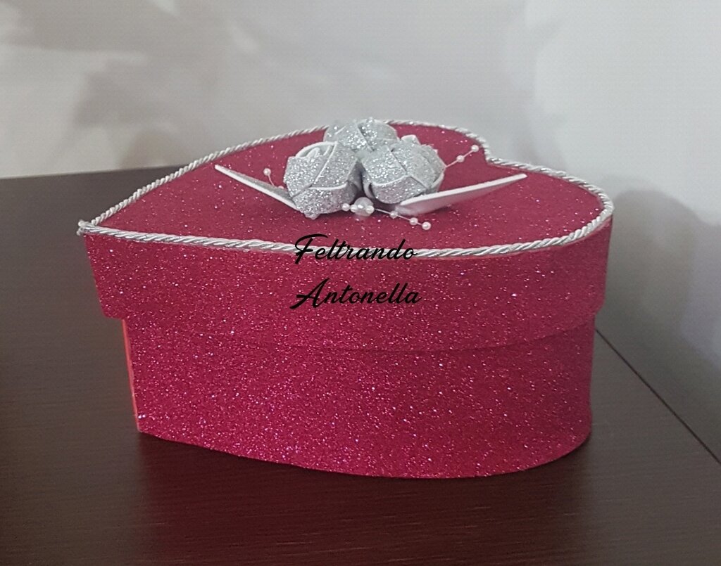 Scatola A Forma Di Cuore Per Cioccolatini E Caramelle | Design Elegante Con Fiocco | Per Feste, Compleanni E Regali Speciali | Dimensioni 25x22x4 Cm