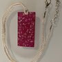 Collana in resina con riso fucsia