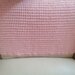 Delicata copertina realizzata a uncinetto con filato d ilana di colore rosa