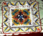 Piatto decorativo con fada, soprammobile o vassoio di ceramica forma quadrata, dipinto a mano con ingobbi vivaci motivi vari