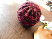 Cappellino da neonato morbido e caldo lavorato a maglia con lana merino tinta a mano. Il berretto si adatta a circonferenze fino a 39cm, per bambini da 0 a 4 mesi