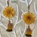 Orecchini pendenti in madreperla traforata, fiore disidratato colato in resina, nappina in tessuto, argento dorato 925.