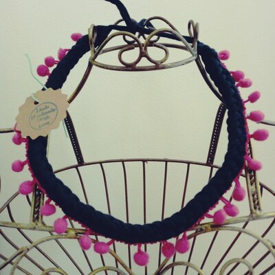 Collana in fettuccia blu notte con pon pon Collana in fettuccia blu notte con pon pon