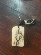 Ciondolo in legno di ulivo con Figure di Lichtenberg: i 'tatuaggi' frattali creati dalle scariche elettriche 