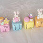 Cake topper cubi coniglietti e dolcetti in scala multicolor bimba 6 cubi 6 lettere