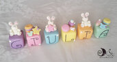 Cake topper cubi coniglietti e dolcetti in scala multicolor bimba 6 cubi 6 lettere