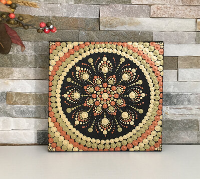 Quadro mandala. Mandala dipinto a mano con colori acrilici con la tecnica del puntinismo Quadro mandala. Mandala dipinto a mano con colori acrilici con la tecnica del puntinismo