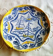 Piatto decorativo murale o appoggiato su porta piatto di ceramica dipinto a mano con motivo di barche al centro