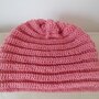 Caldo e morbido cappello di lana  di ottima qualità color rosa antico, realizzato a uncinetto.