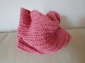 Scaldacollo realizzato a uncinetto in lana di ottima qualità di color rosa antico caldo e morbido ideale per le fredde giornate invernali